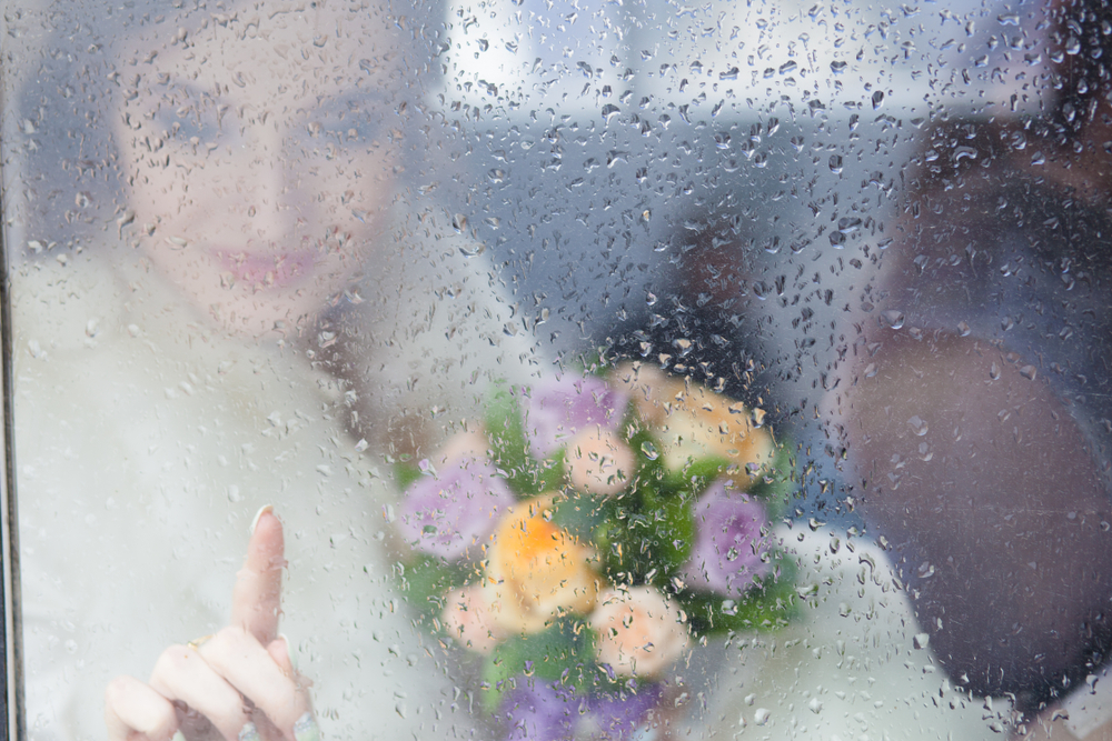 How to help a rainy day bride?