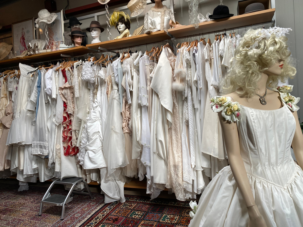 How to find beautiful secondhand wedding dresses