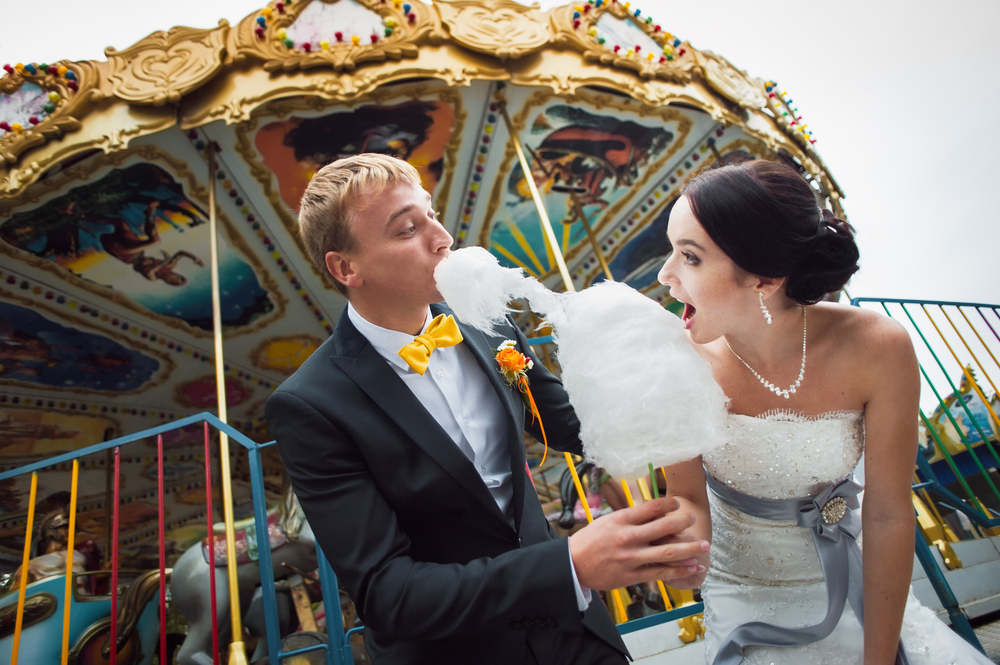 Brides replace their wedding bouquets with cotton candy