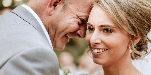 A Photographer Found an Unusual Way to Help A Blind Bride ‘See’ Her Wedding Photos, And We Can’t Hold Back Our Tears